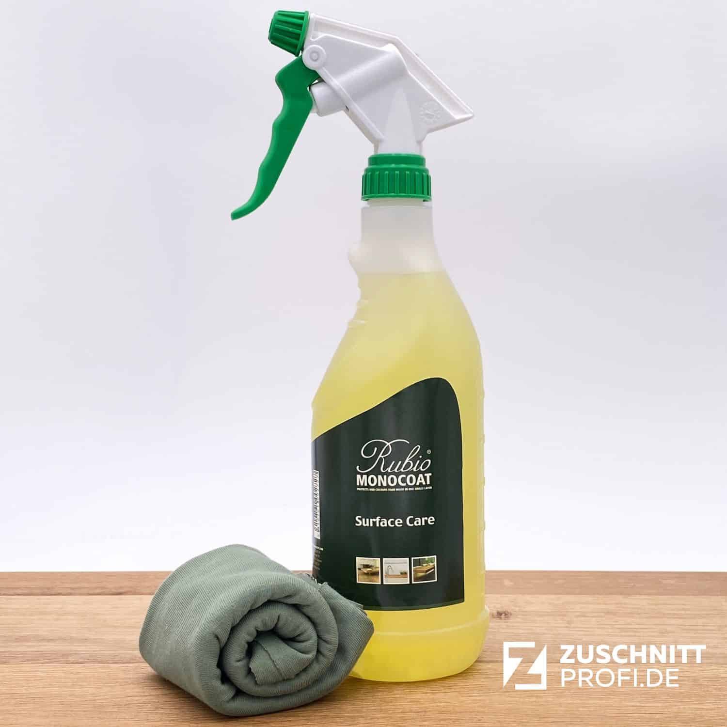 Reinigungsflasche und Tuch zur Holzpflege auf Holzoberfläche.
