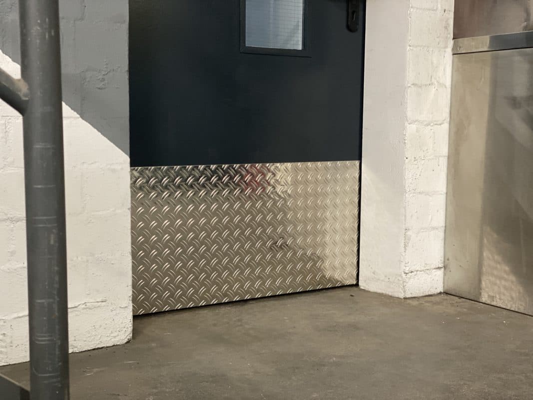 Türschoner aus Aluminium Riffelblech.