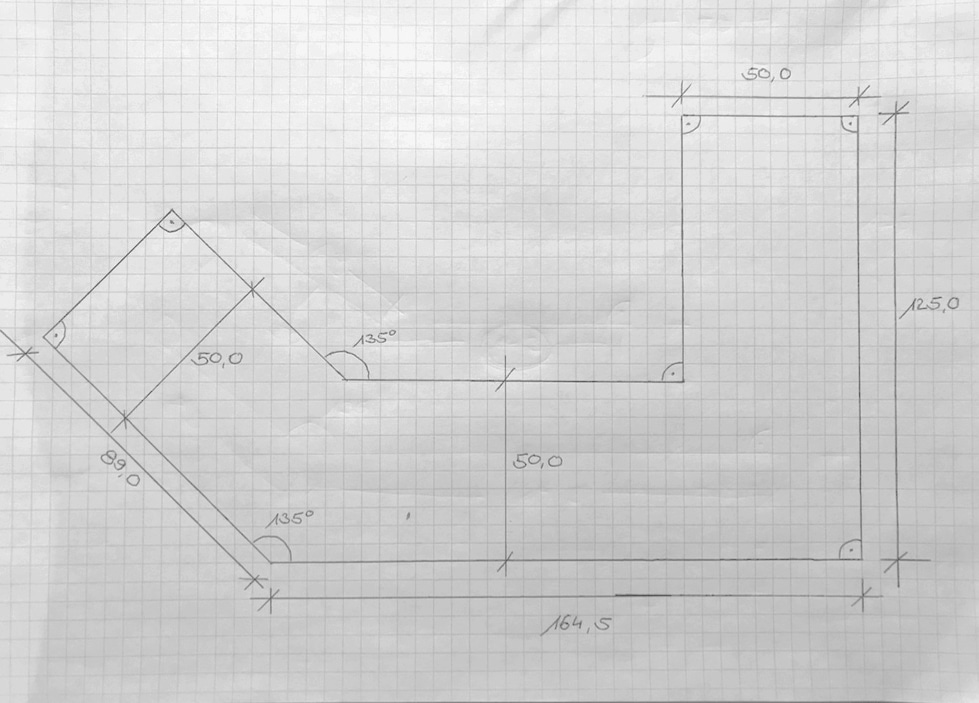 Eine technische Skizze zeigt maßstabsgetreue Linien und eingezeichnete Winkel.