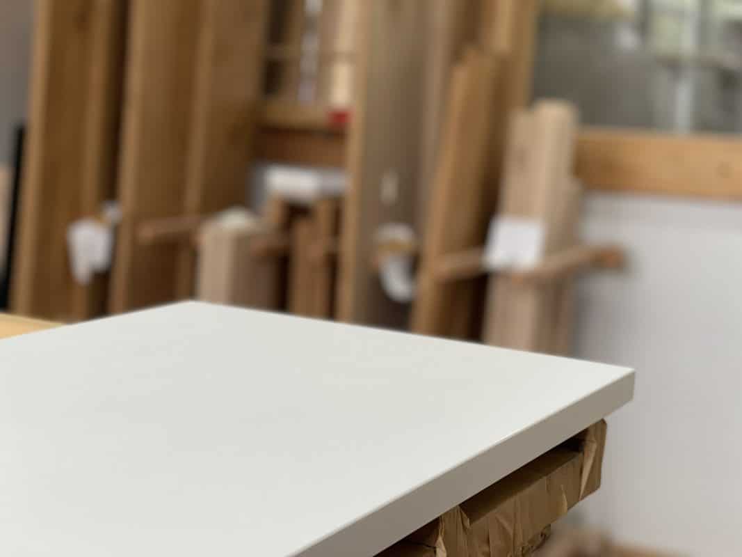 Weissfarbige Spanplatte in einer Werkstatt.
