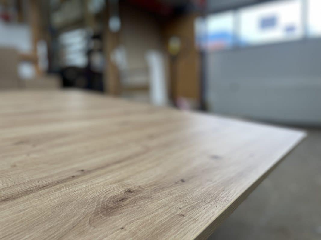 Holzdekor-Möbelbauplatte mit natürlicher Maserung in Werkstatt.