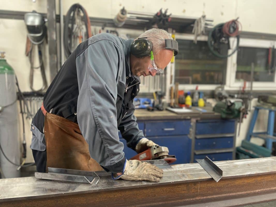 Trennscheibe im Einsatz von einem Handwerker.