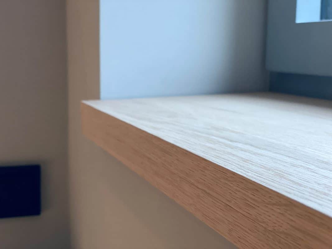 aufgedoppelte Holzfensterbank im kleinen Badezimmer