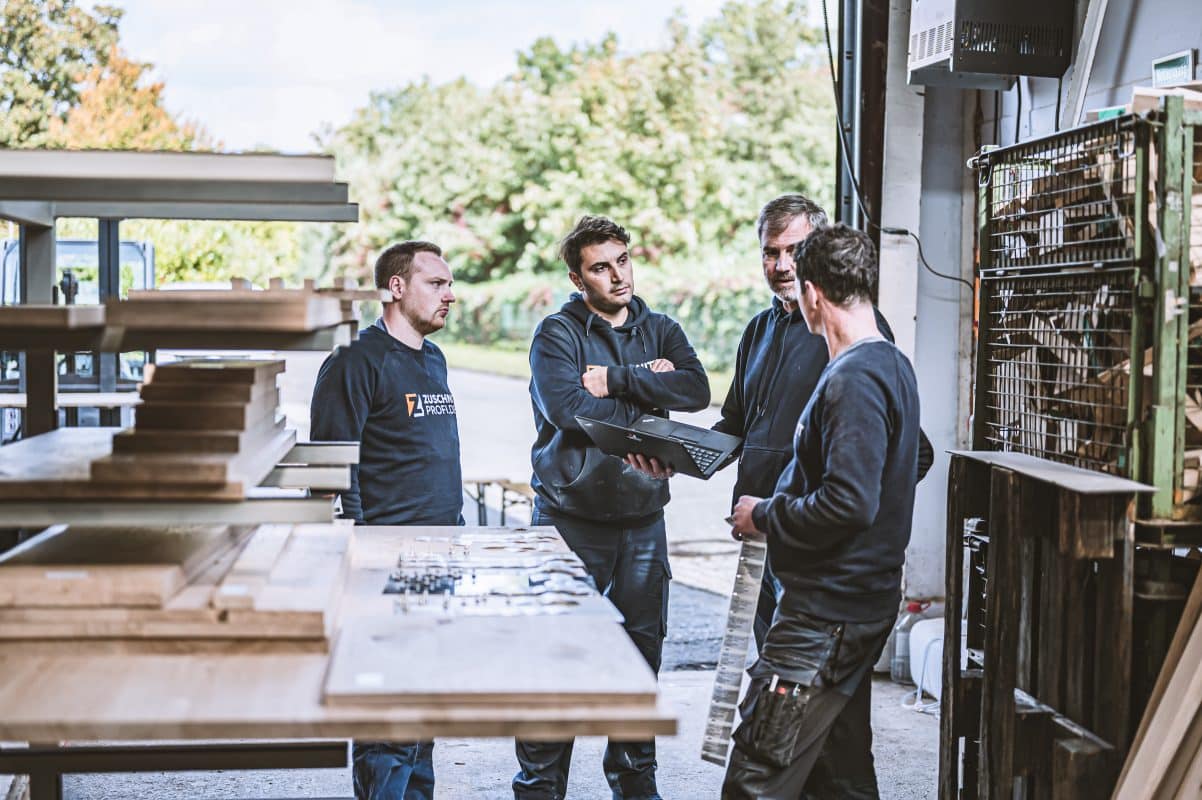 Teamwork bei Zuschnittprofi – Planung direkt an der Werkbank.