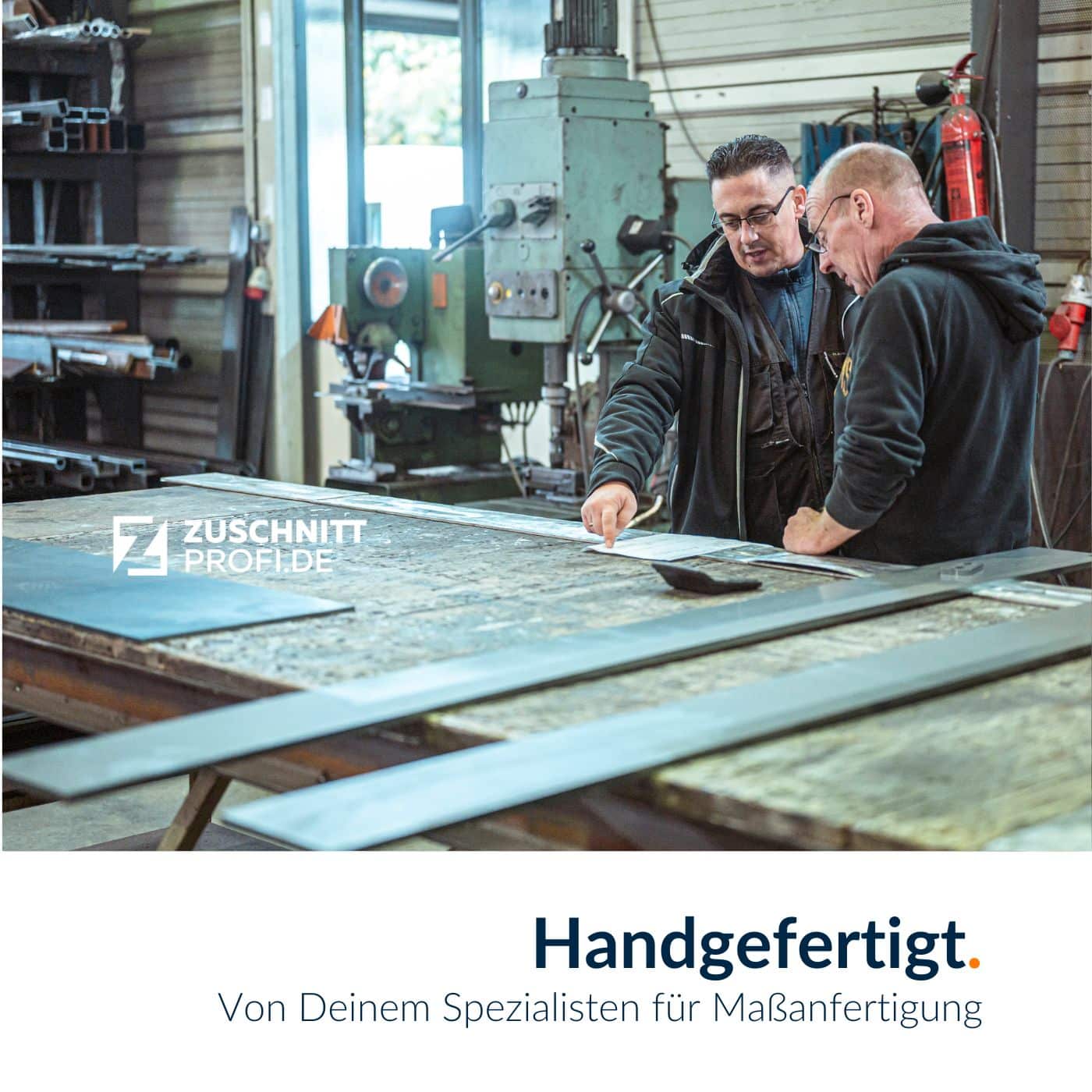 Mitarbeiter arbeiten konzentriert an einer Werkbank.