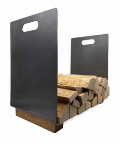 Moderner Holzkorb aus Stahl mit Holzsockel und gestapeltem Kaminholz.