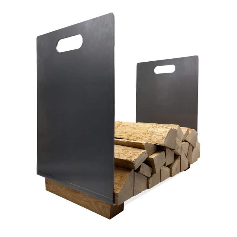 Moderner Holzkorb aus Stahl mit Holzsockel und gestapeltem Kaminholz.