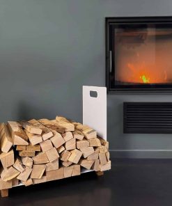 Ein schwarzer Holzkorb steht vor einem Kamin und ist mit Feuerholz gefüllt.