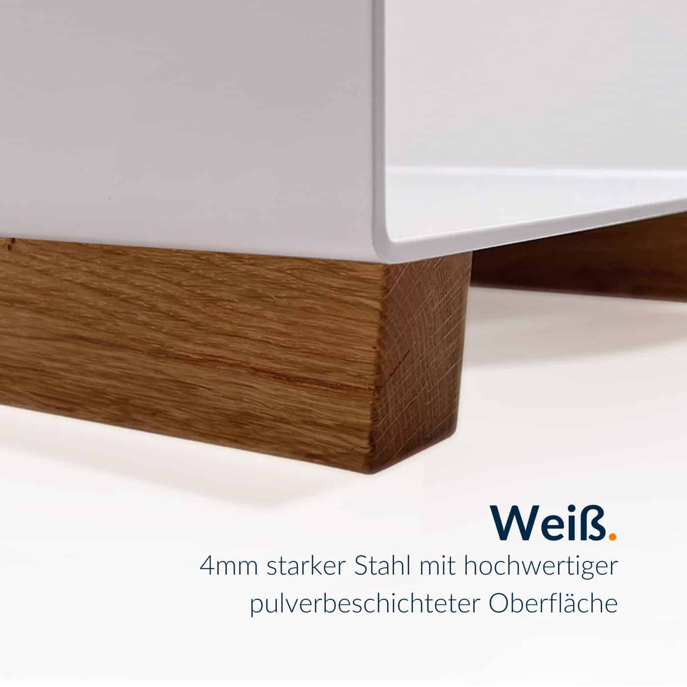 Ein weiß beschichteter Kaminholzständer steht auf einem Holzsockel.