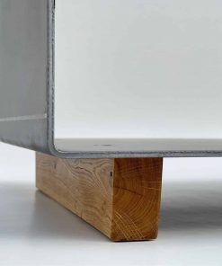 Metallschale der Kaminholzaufbewahrung auf einem massiven Eichenholzfuß, minimalistisch und robust.