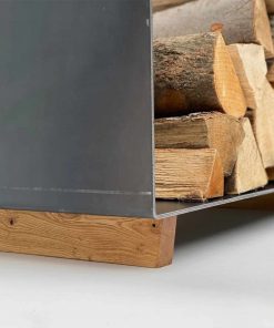 Unterkante der Kaminholzaufbewahrung mit roh belassener Metallfläche und stabilem Eichenholzsockel.