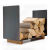 Kaminholzaufbewahrung schräg von vorne, beladen mit gespalteten Holzscheiten auf einem Holzsockel aus Eiche.