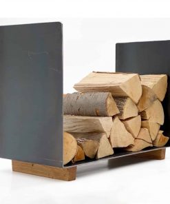 Kaminholzaufbewahrung schräg von vorne, beladen mit gespalteten Holzscheiten auf einem Holzsockel aus Eiche.