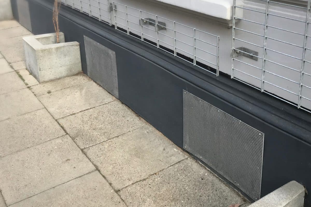 Kellerfenster-Einbruchschutz aus Lochblech.