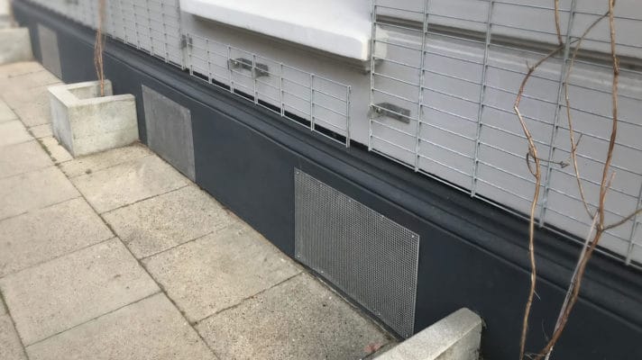 Kellerfenster-Einbruchschutz aus Lochblech.