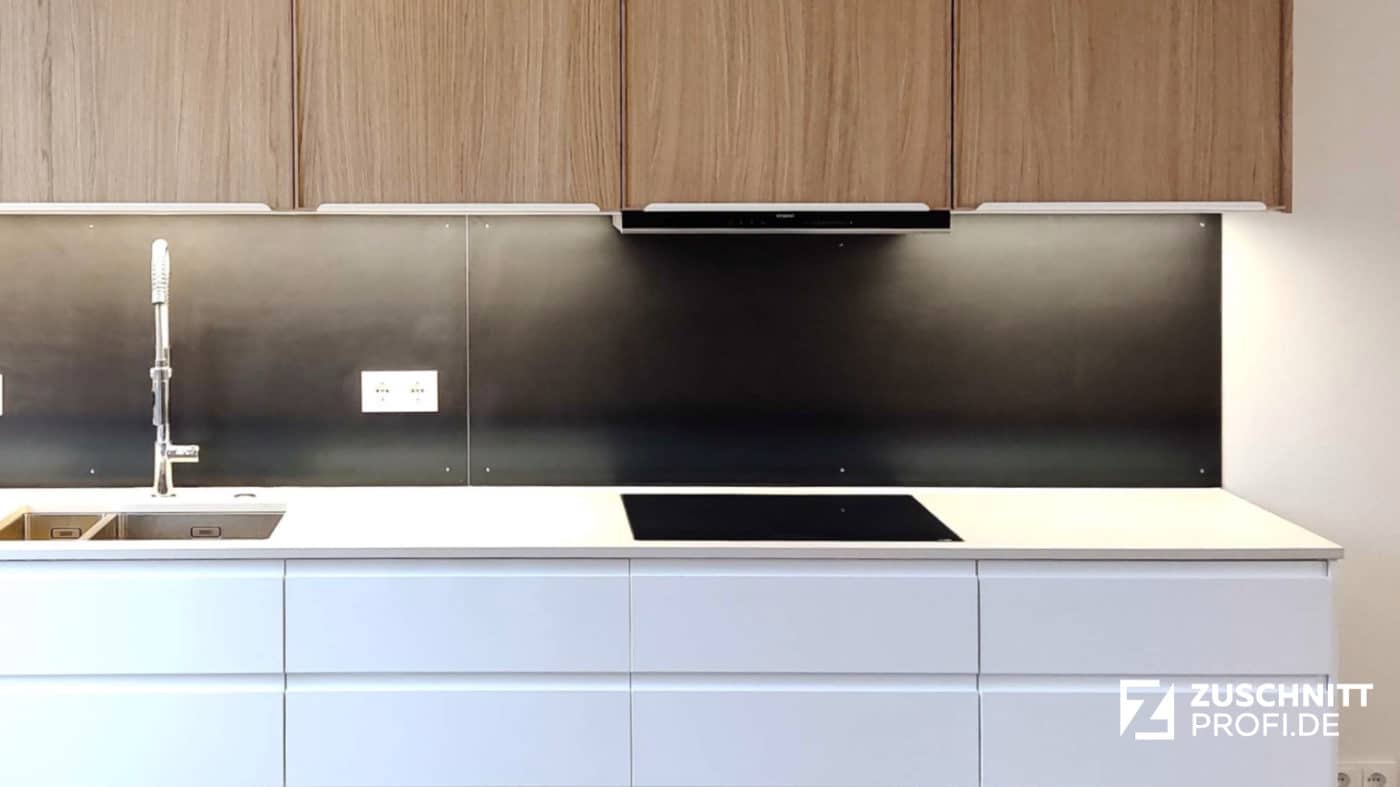 Küchenrückwand aus Schwarzstahl auf Maß