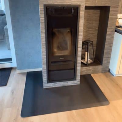 Die Funkenschutzplatte liegt sauber vor dem Kamin und schützt den Boden zuverlässig.
