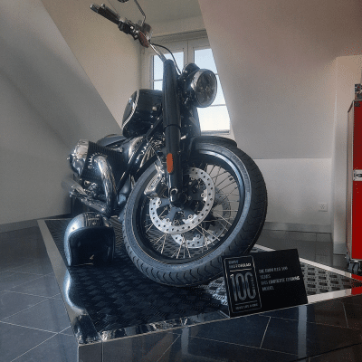 Ein Motorrad steht auf einer Riffelblech-Platte aus Stahl in einem Innenraum.
