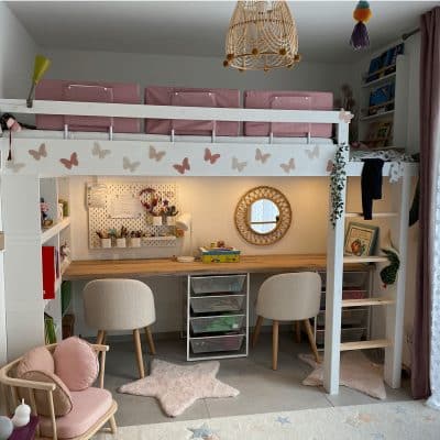 Ein individuell gestaltetes Kinderzimmer nutzt Holzflächen kreativ und altersgerecht.
