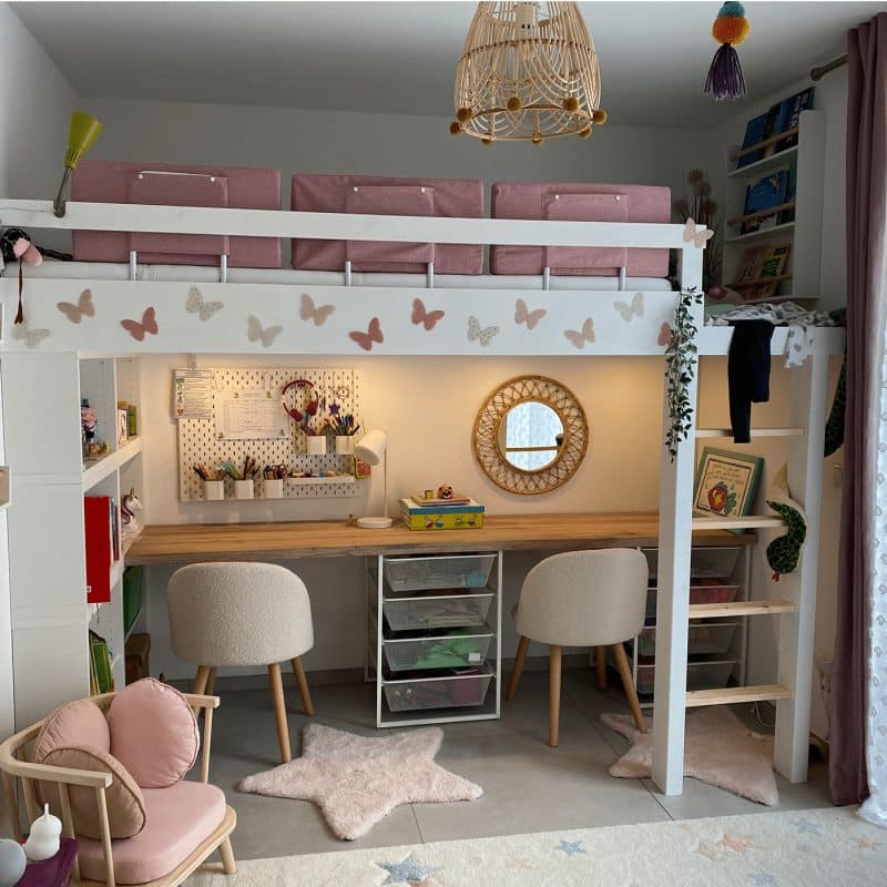 Ein individuell gestaltetes Kinderzimmer nutzt Holzflächen kreativ und altersgerecht.
