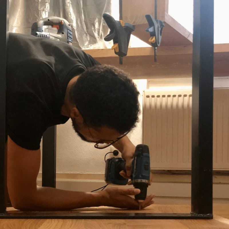 Bei der Montage wird präzise gearbeitet, damit alles stabil und exakt sitzt.
