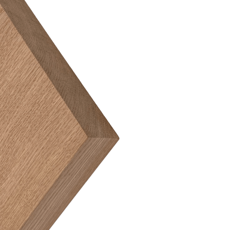 Eine Holzplatte zeigt eine sauber gearbeitete Kante.