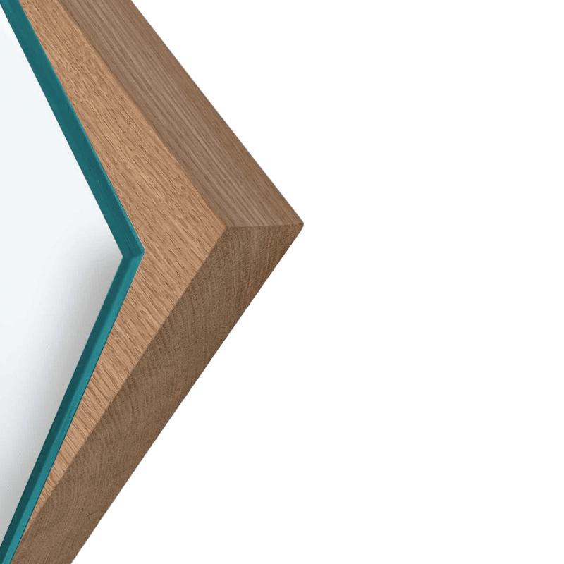 Eine Detailaufnahme zeigt eine Glasfläche mit Holzrahmen und sichtbarer Kante.