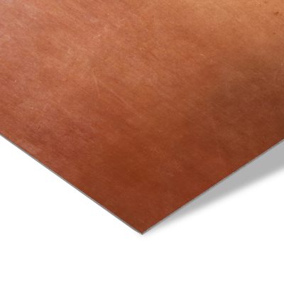 Ein gebürstetes Kupferblech wird schräg von oben gezeigt.