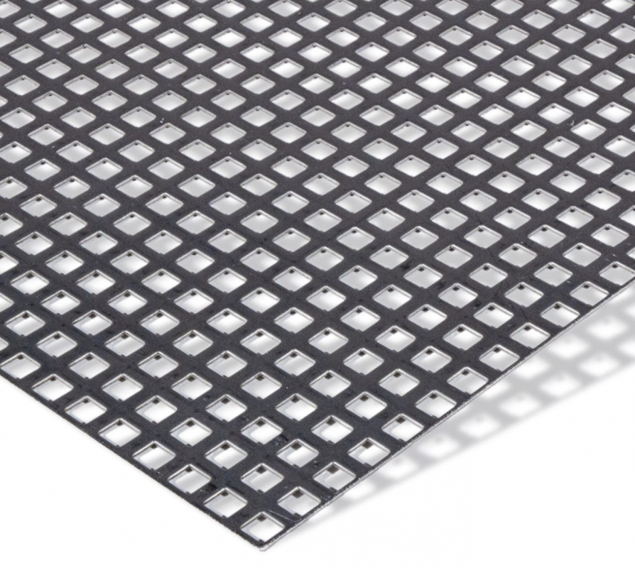 Nahaufnahme eines quadratisch gelochten Lochblechs aus Metall.