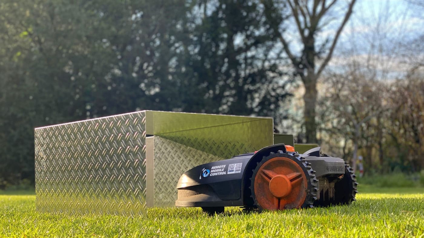 Mährobotergarage aus Metall im Garten