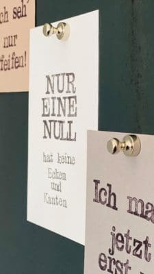 Magnetisches-Memoboard-mit-Ablage-und-praktischen-Magneten
