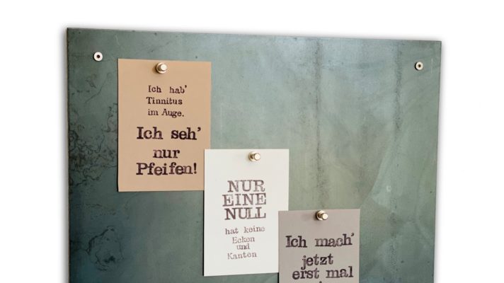 Magnetisches-Memoboard aus Schwarzstahl.