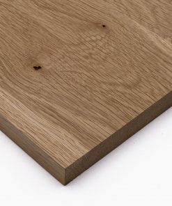 Eine Eichenkante zeigt deutlich sichtbare natürliche Holzmaserung.