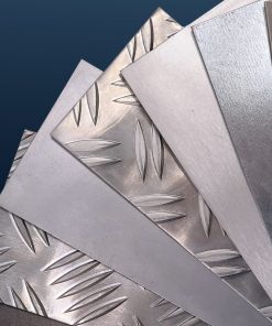 Fächer aus Metall-Mustern mit glatten und geriffelten Oberflächen.