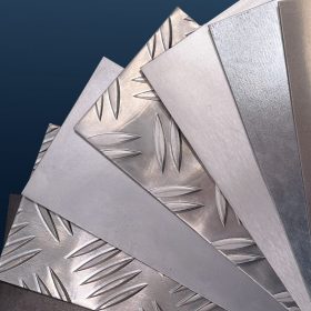 Fächer aus Metall-Mustern mit glatten und geriffelten Oberflächen.
