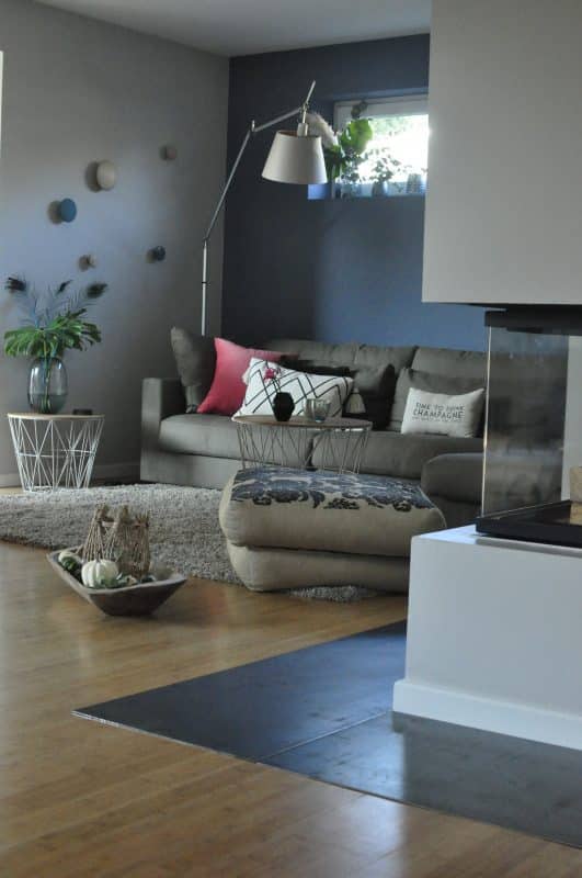 Modernes Wohnzimmer mit Kamin und gemütlicher Sofaecke.