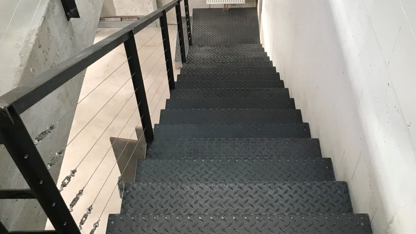 Moderne Treppenstufen aus Stahl Riffelblech im Rohbau