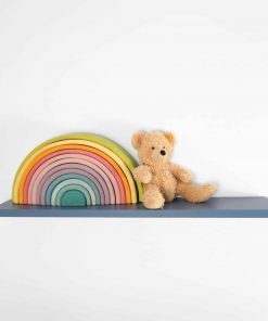 Blaues Dekor-Wandregal mit buntem Regenbogen und Teddybär als Dekoration.
