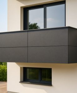 Moderner Balkon mit anthrazitfarbenen HPL-Platten als Fassadenverkleidung.