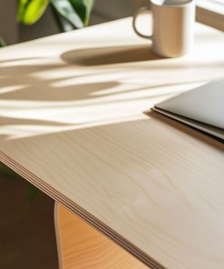 Helle Multiplexplatte als Schreibtisch mit natürlicher Holzmaserung.
