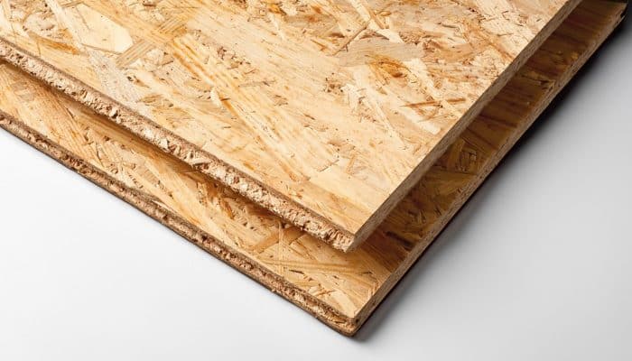 Zwei OSB-Platten liegen übereinander und zeigen ihre typische Struktur.