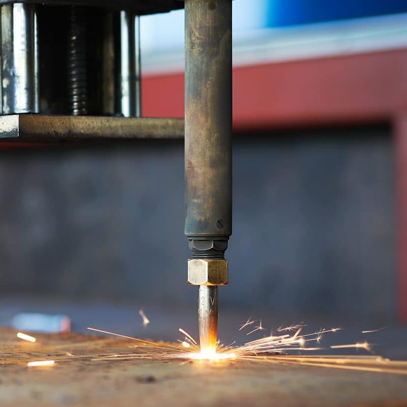 Scharfe Funken sprühen beim präzisen Schneiden einer Metallplatte.