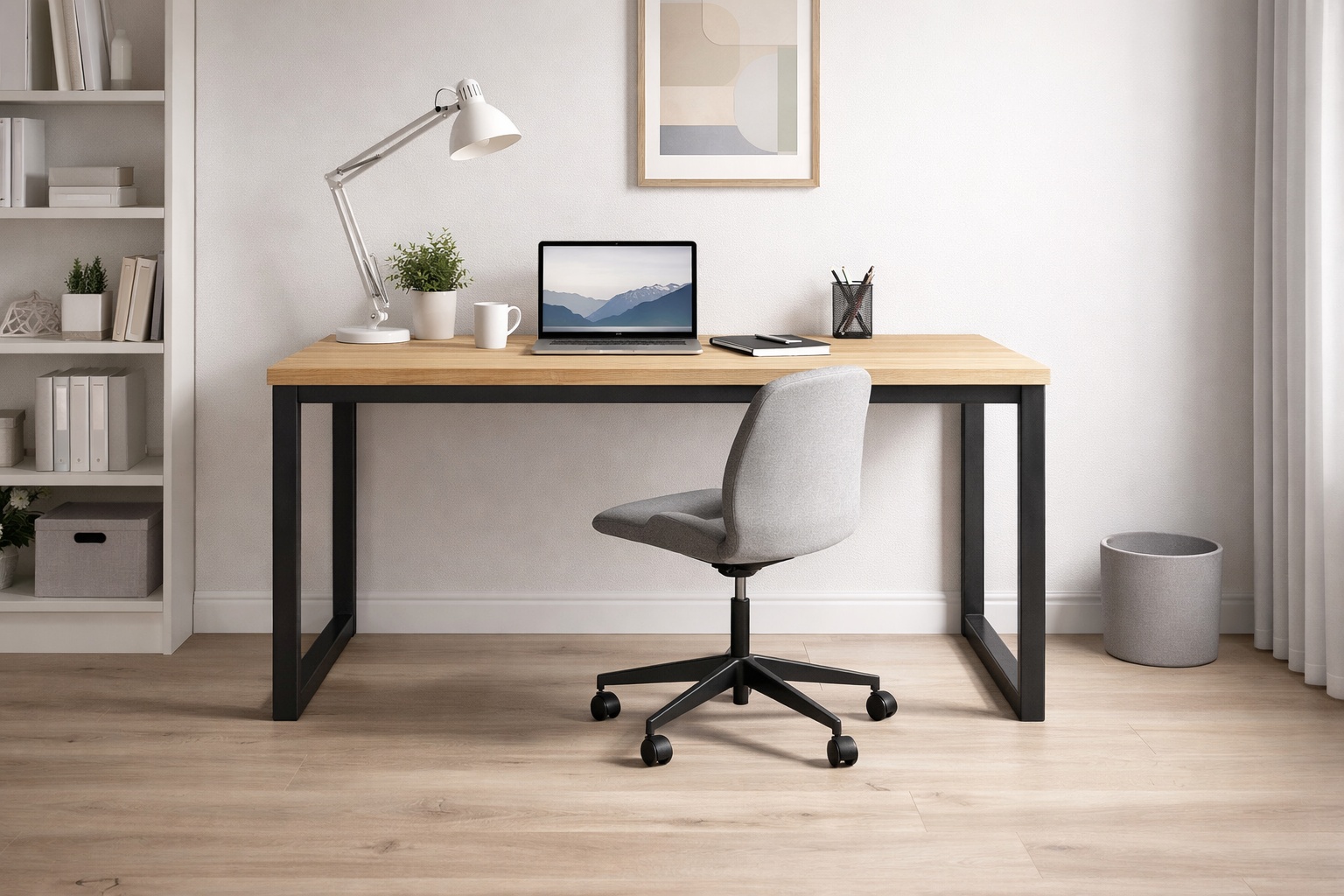 Schreibtisch mit Stahl-Quadratrohrgestell im ruhigen Homeoffice.