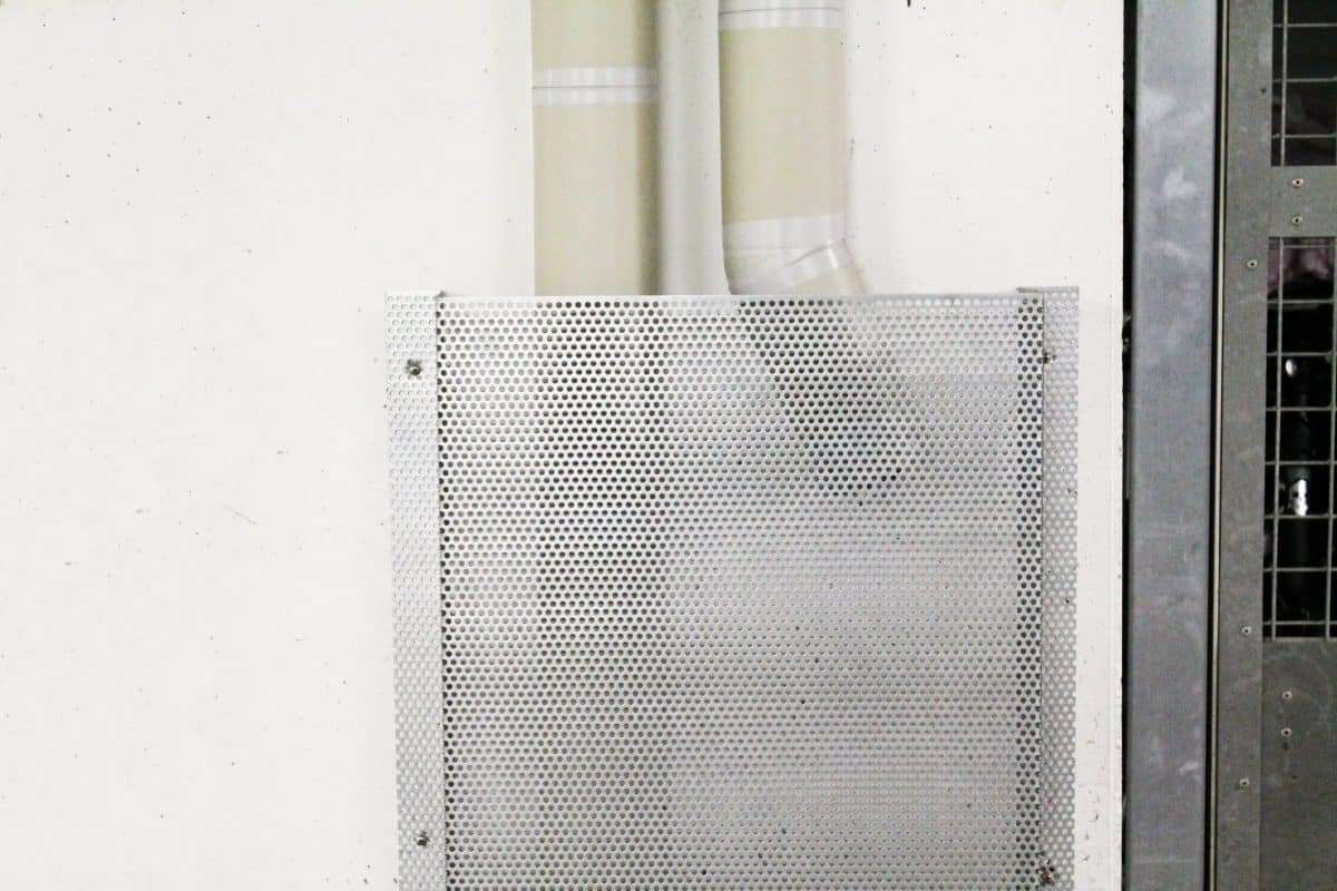 Rammschutz-Wand aus Aluminium-Lochblech.