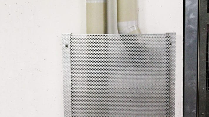 Rammschutz-Wand aus Aluminium-Lochblech - rund gestanzt.