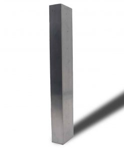 Ein Quadratrohr aus Aluminium steht hochkant freigestellt auf weißem Hintergrund.
