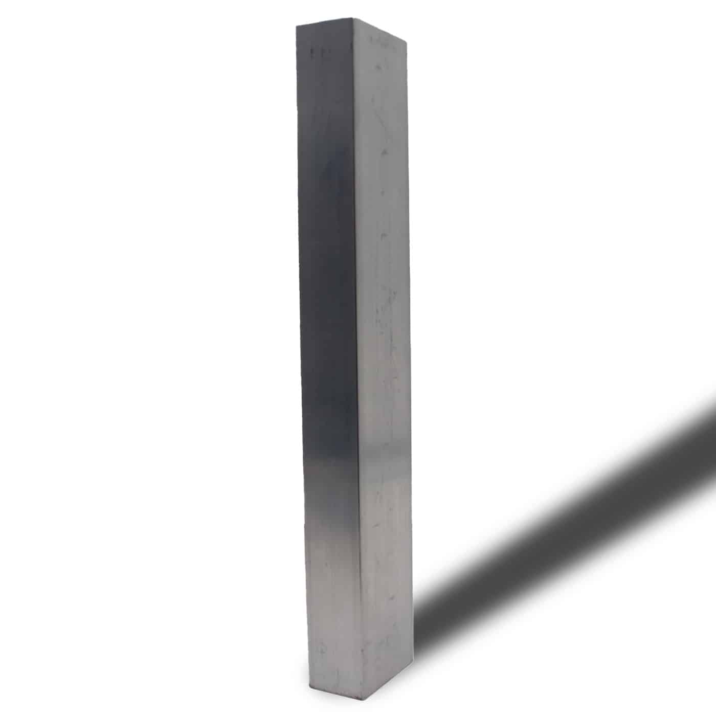 Ein Quadratrohr aus Aluminium steht hochkant freigestellt auf weißem Hintergrund.