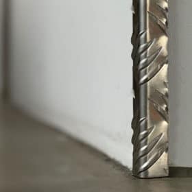 Kantenschutz als Aluminium-Riffelblech.