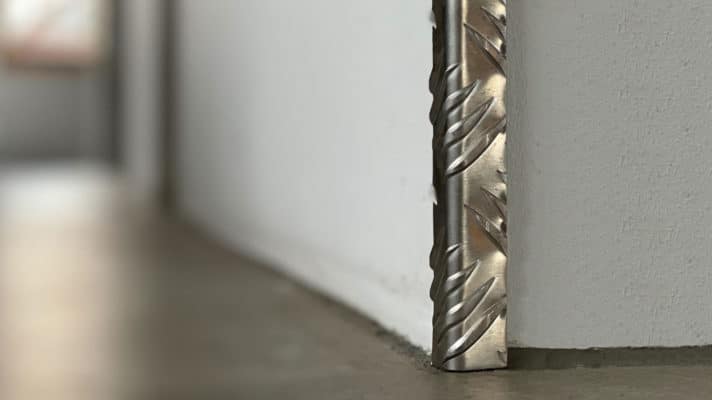 Kantenschutz als Aluminium-Riffelblech.