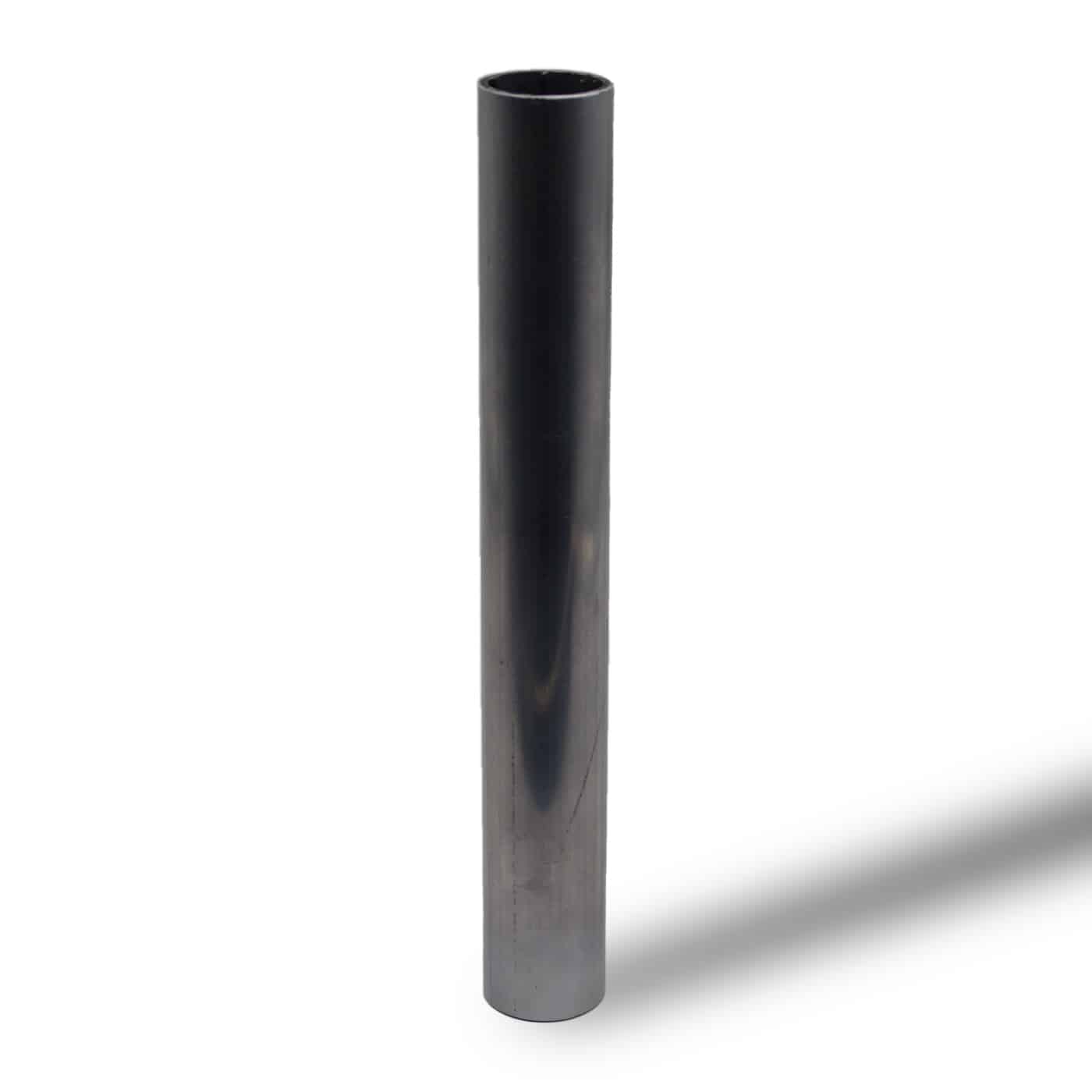 Ein Rundrohr aus Aluminium steht hochkant und ist freigestellt dargestellt.